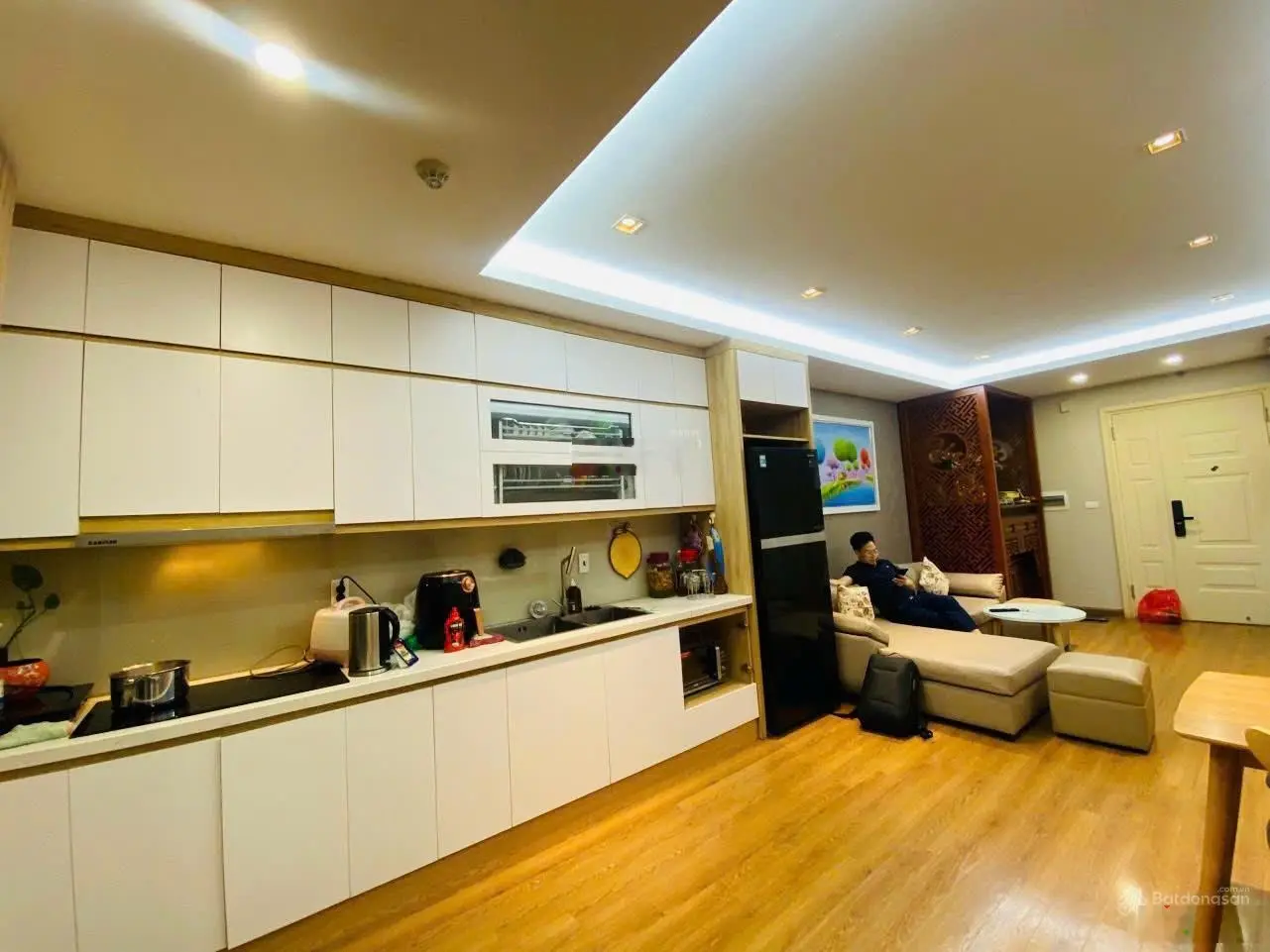 SIÊU HIẾM. CHÍNH CHỦ ủy quyền bán căn hộ 2 ngủ tầng trung. Sổ đỏ cất két, nội thất cao cấp.