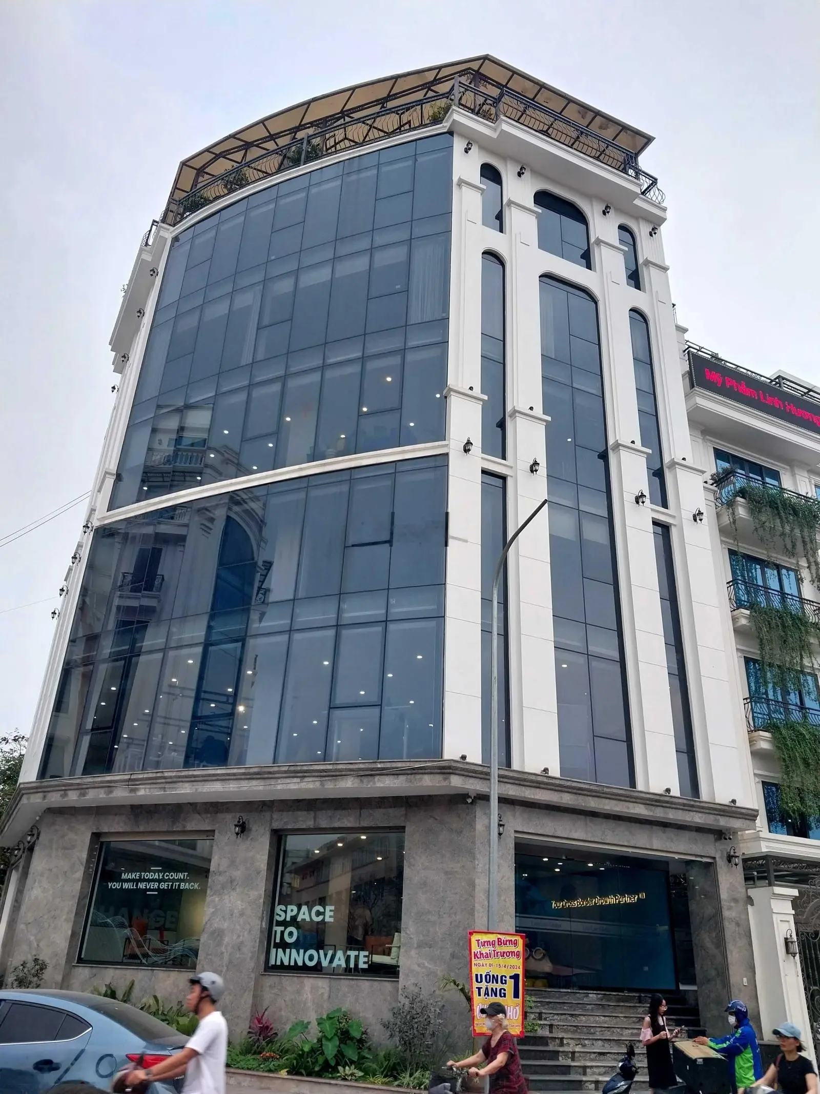 Nhà mặt phố đường Trần Thái Tông-Dịch Vọng Hậu-Lô góc-DT 150m2-MT 12m-Giá 63 tỷ. LH 0981 585 ***