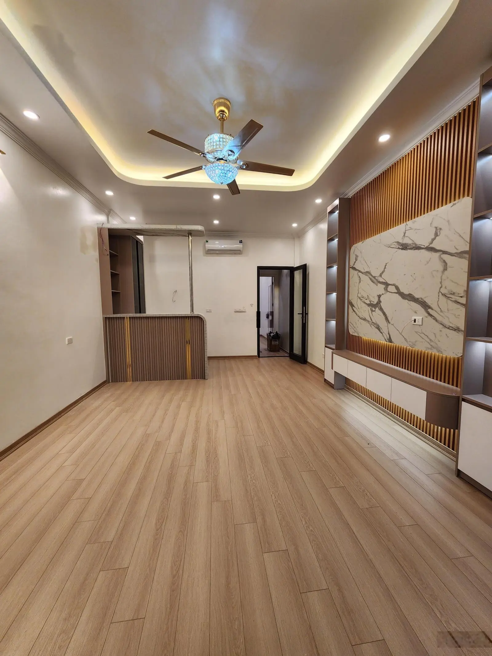 Đống Đa, Trung Liệt 40/50m2, 5 tầng, 4m mặt tiền, phân lô, thang máy, ô tô -Lh Giang 0979388189