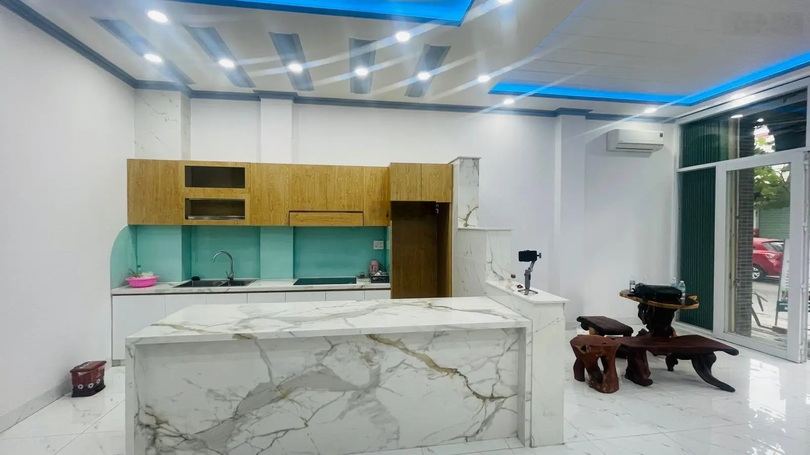 Hạ giá 400 triệu bán nhà mặt tiền đường rộng 13m - vừa ở vừa kinh doanh - cách biển chỉ 3 đi xe