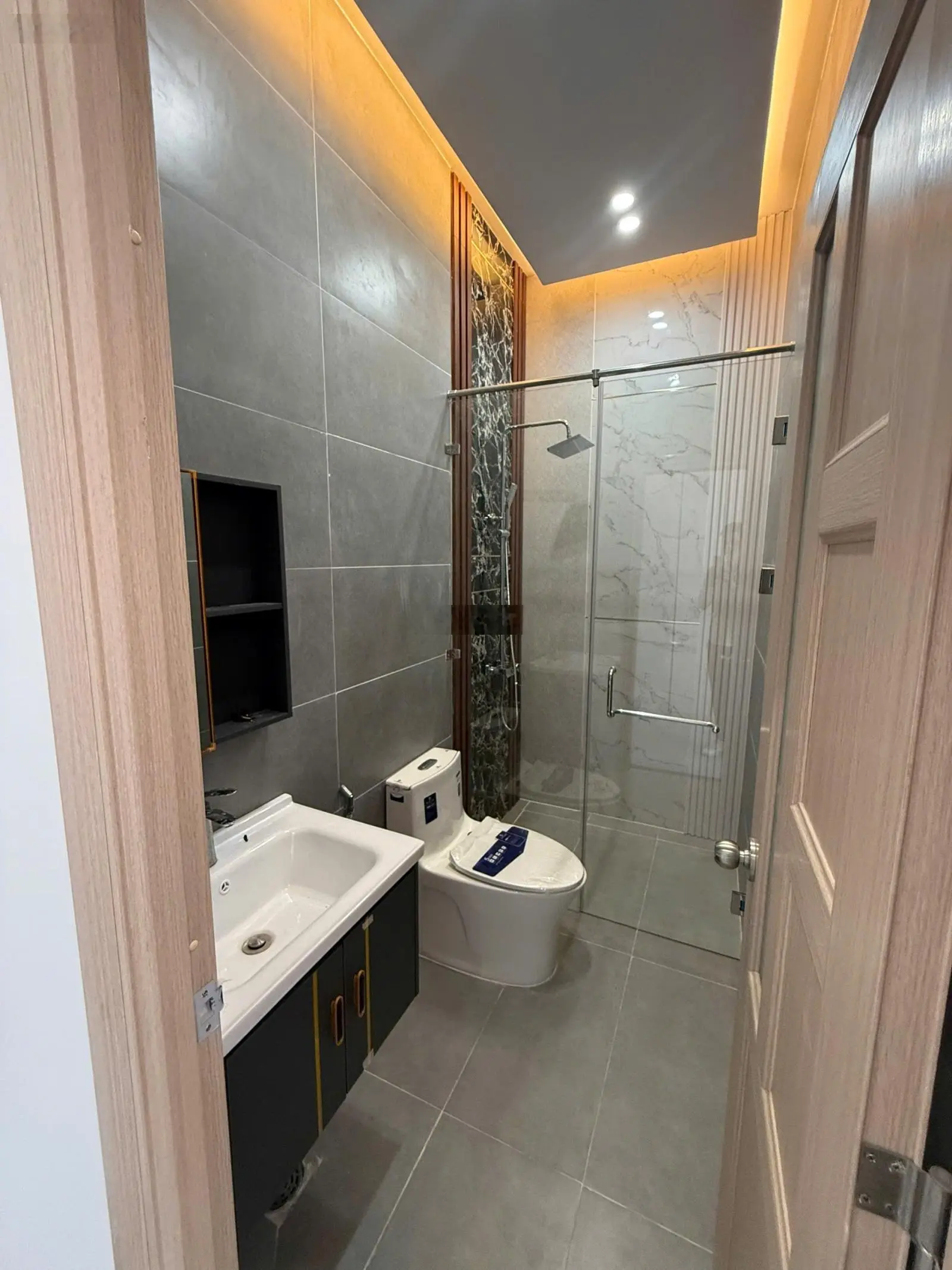 Bán căn nhà tuy ven thành phố nhưng ở khu dân cư đông đúc giá chỉ 2ty3