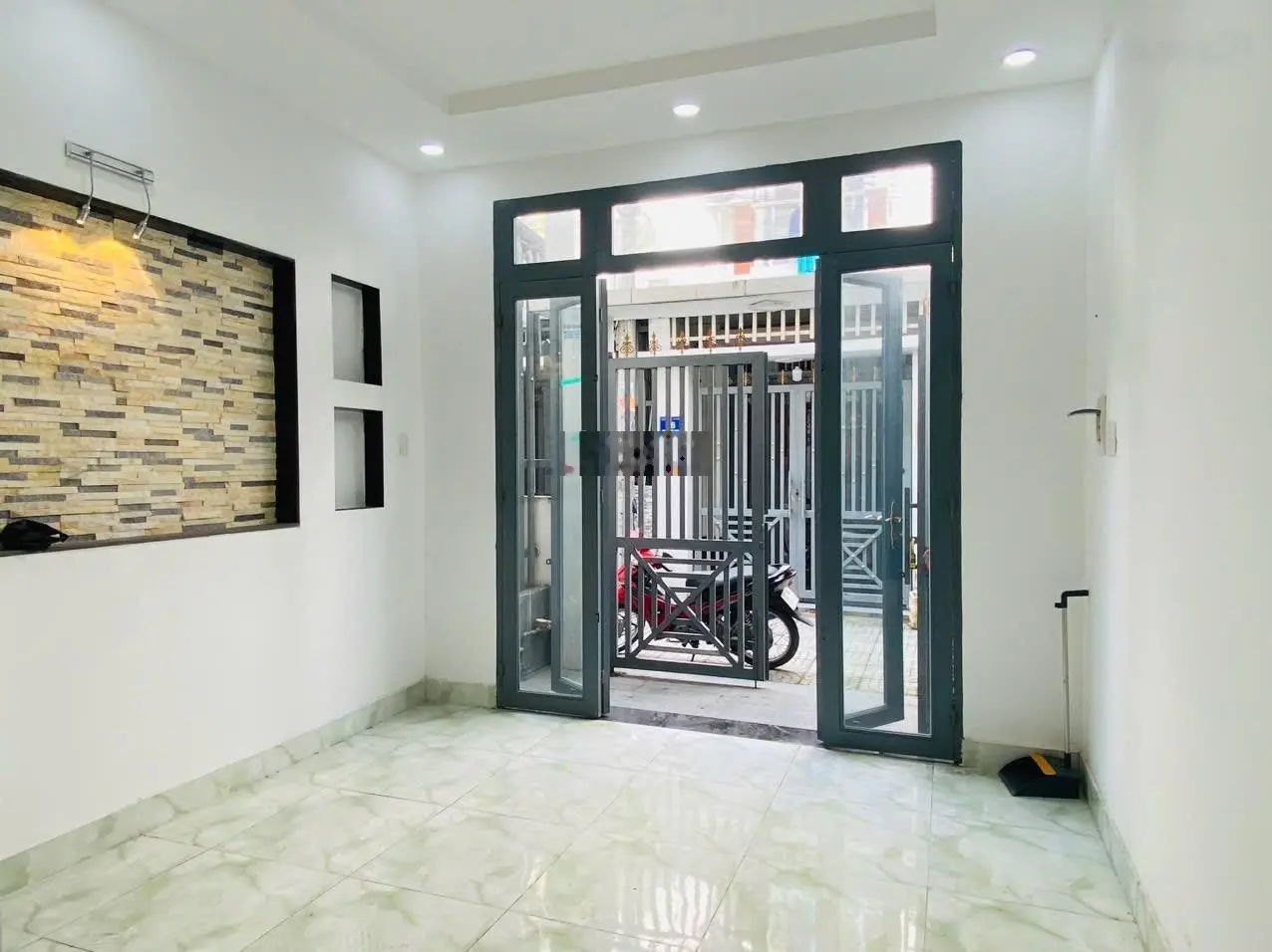CẦN BÁN CĂN NHÀ tại TTTT Cần Giuộc 1 trệt 2 lầu 156m2 giá 1ty450 TL. Lh: 0931112822 (Ngân)