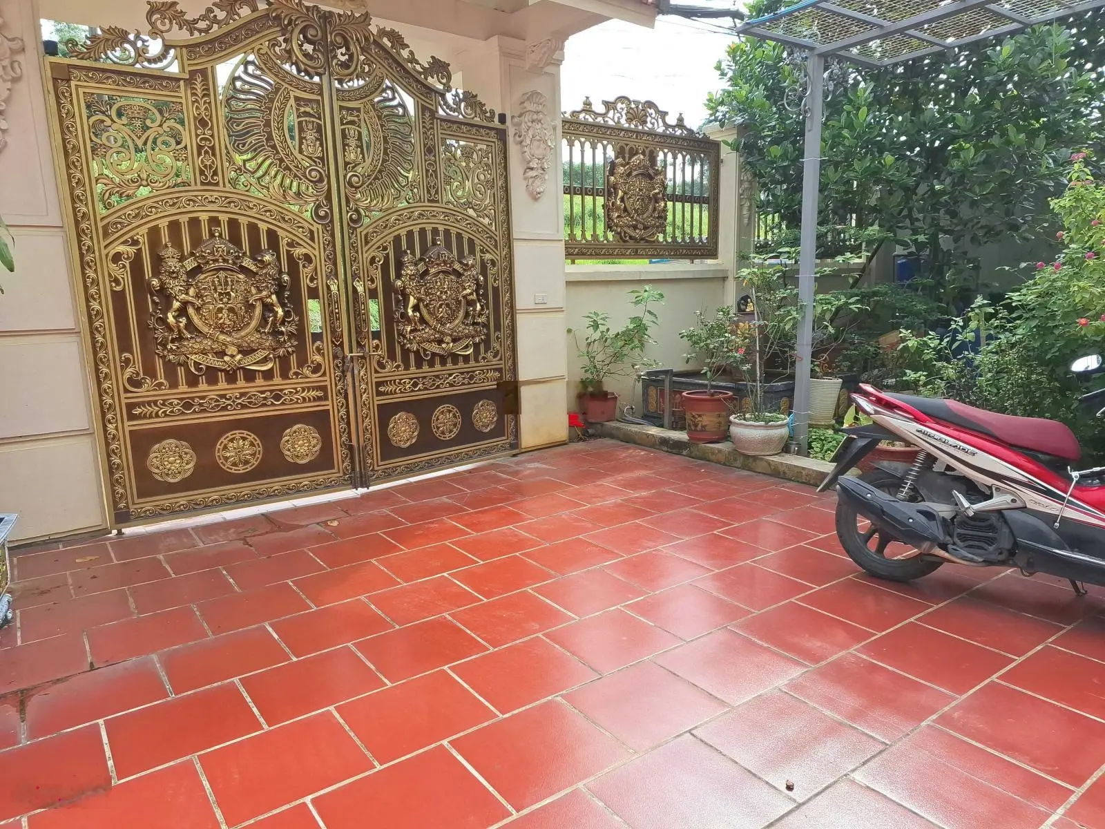 Cần bán nhanh biệt thự sân vườn tại Cổ Linh, Long Biên. Ô tô tránh, kinh doanh. DT 327m x10m. 42 tỷ