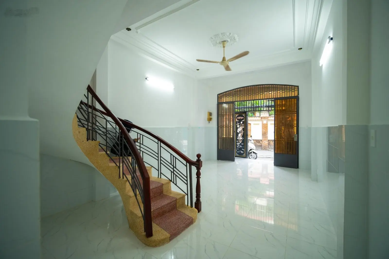 Nhà 1 trệt 1 lầu hẻm ô - tô tránh Trần Quang Diệu, Q.3 ngang 4,3m, xe vào tận nhà