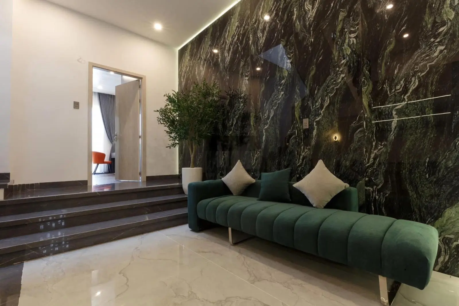 Nhà 3 tầng mt đường chúc động hoà minh.lc