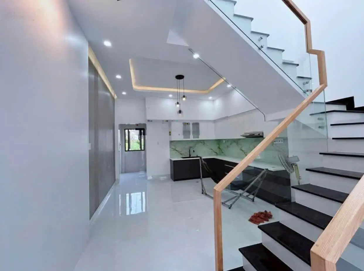 Căn nhà bên Đ.Tô Hiến Thành, Quận 10, 62m2 SHR xây 3 tầng 4PN chủ bán gấp 4,5 tỷy, LH thương lượng