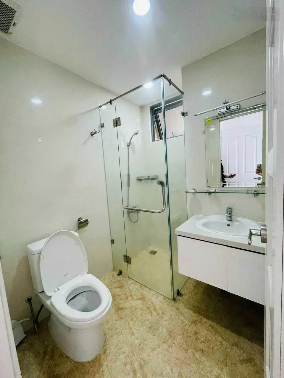 Chính Chủ bán căn hộ Gold View 2PN;2WC; View trọn Sông như hình; Full NT đẹp;Giá 4.9 tỷ; 0972 443 ***