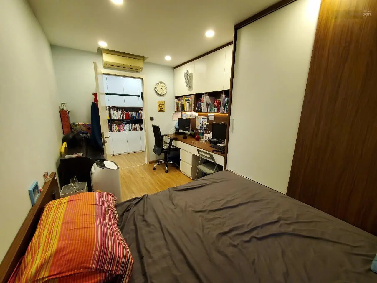 Chính chủ cần bán căn 87m2 tầng đẹp full nội thất cao cấp giá thiện chí bán. Thương lượng trực tiếp