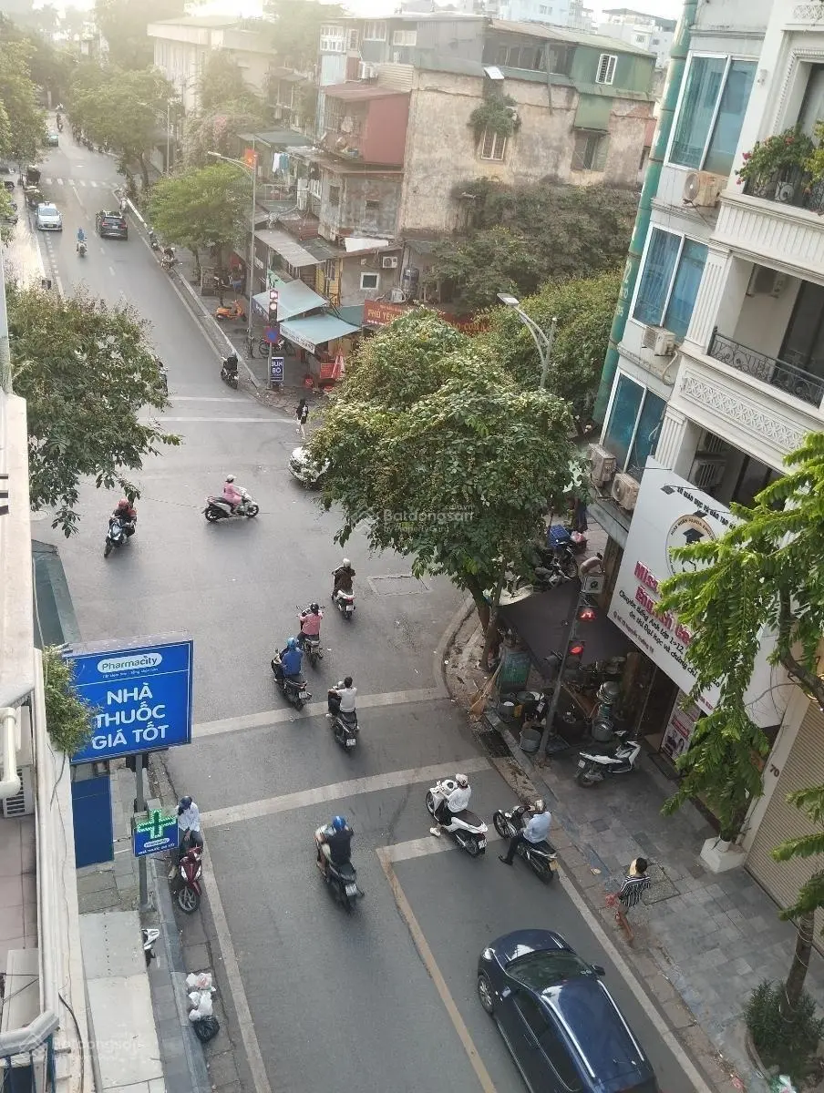 Bán nhà mặt phố Nguyễn Trường Tộ, Ba Đình. Vị trí vàng, kinh doanh, vỉa hè siêu rộng. 30m, 4 tầng