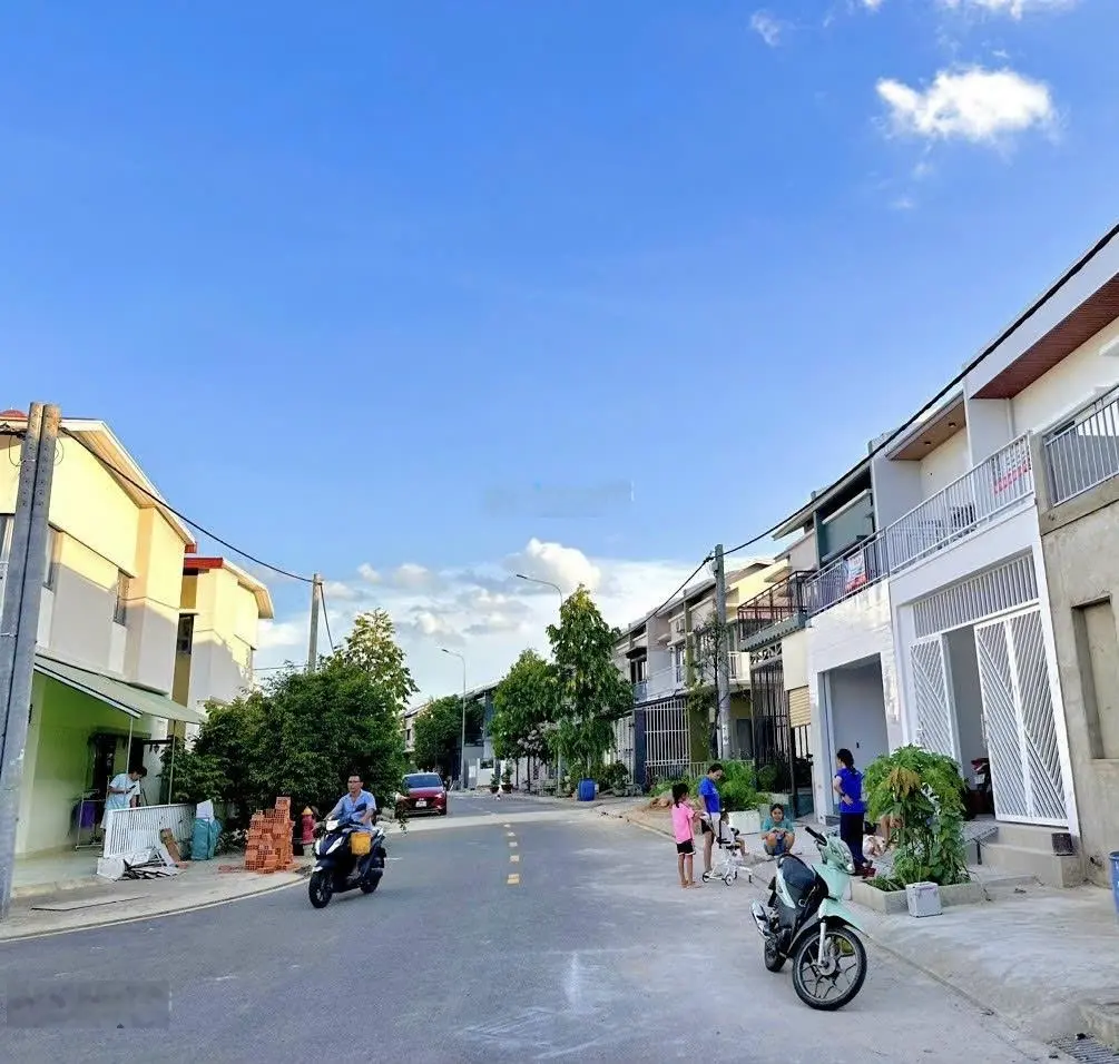 Cần bán gấp căn Oasis City 1 trệt 1 lầu, có sổ hồng riêng. Giá tốt nhất khu hơn 1ty4