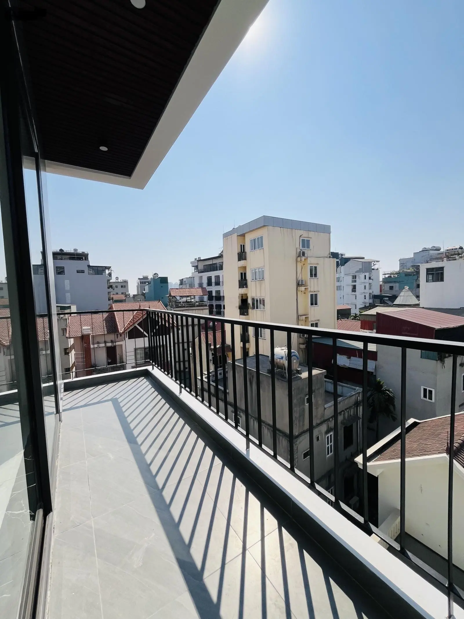 Lạc Long Quân toà nhà 7 tầng thang máy lô góc view thoáng 51m2 mặt tiền 5.7m