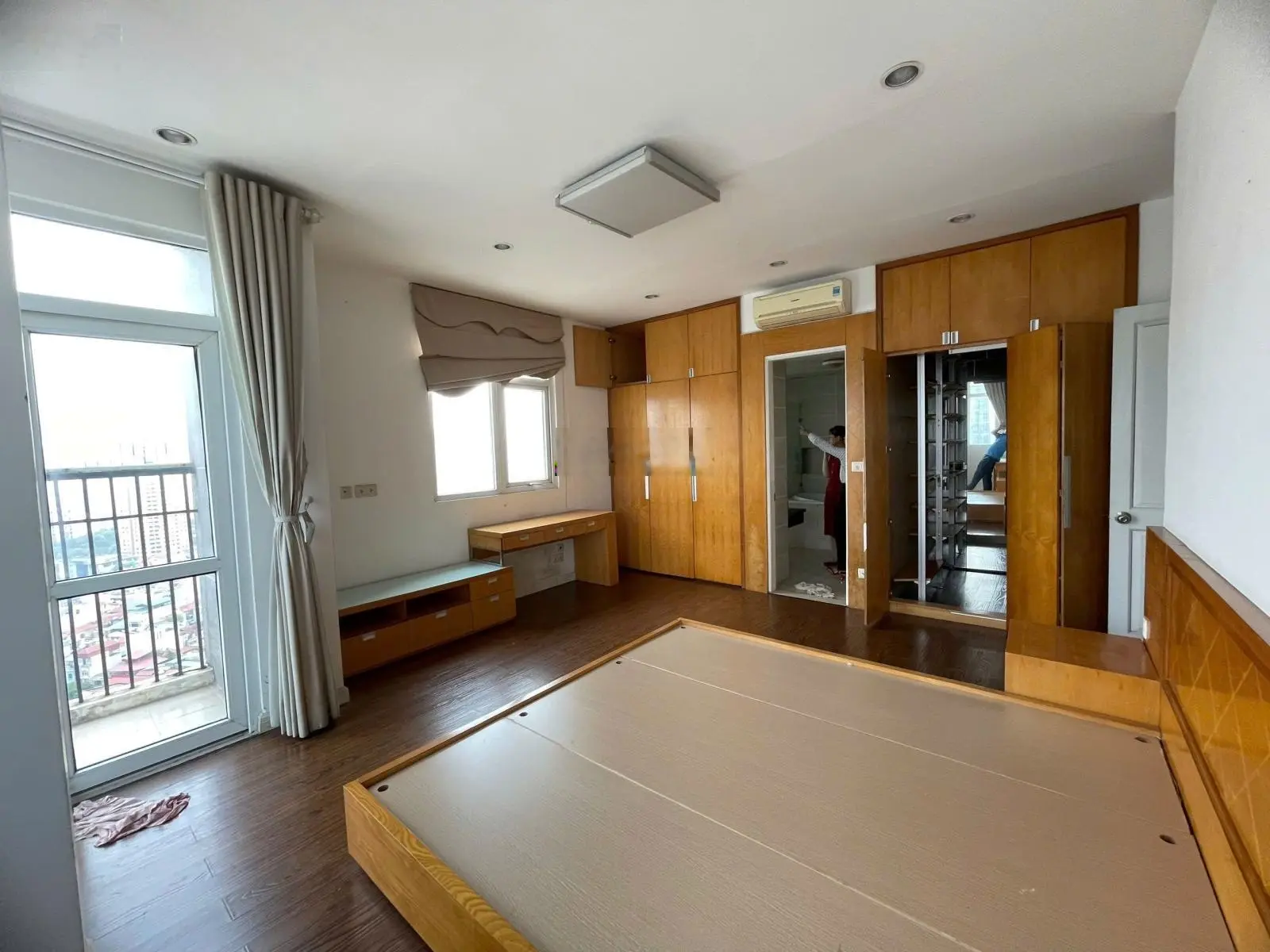 CC Trung Yên Plaza. Số 1 Trung Hòa, Sđ 193m, 3PN, 3VS, 1Kho, 3BC. Giá thu 52tr. Sđcc. 0974 687 ***