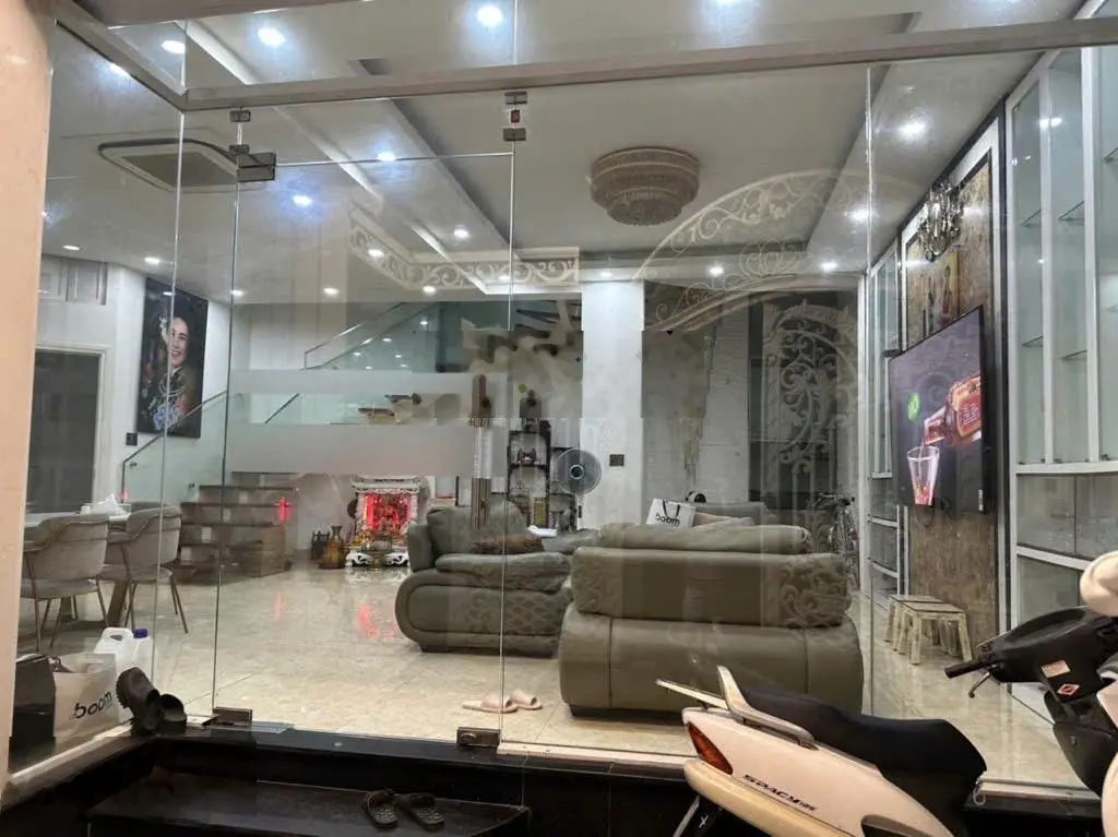 Bán nhà kim ngưu-trung tâm hbt - cách 1 nhà ra phố - full nội thất- dt: 90m2,mt8m,4 tầng,giá16,5 tỷ