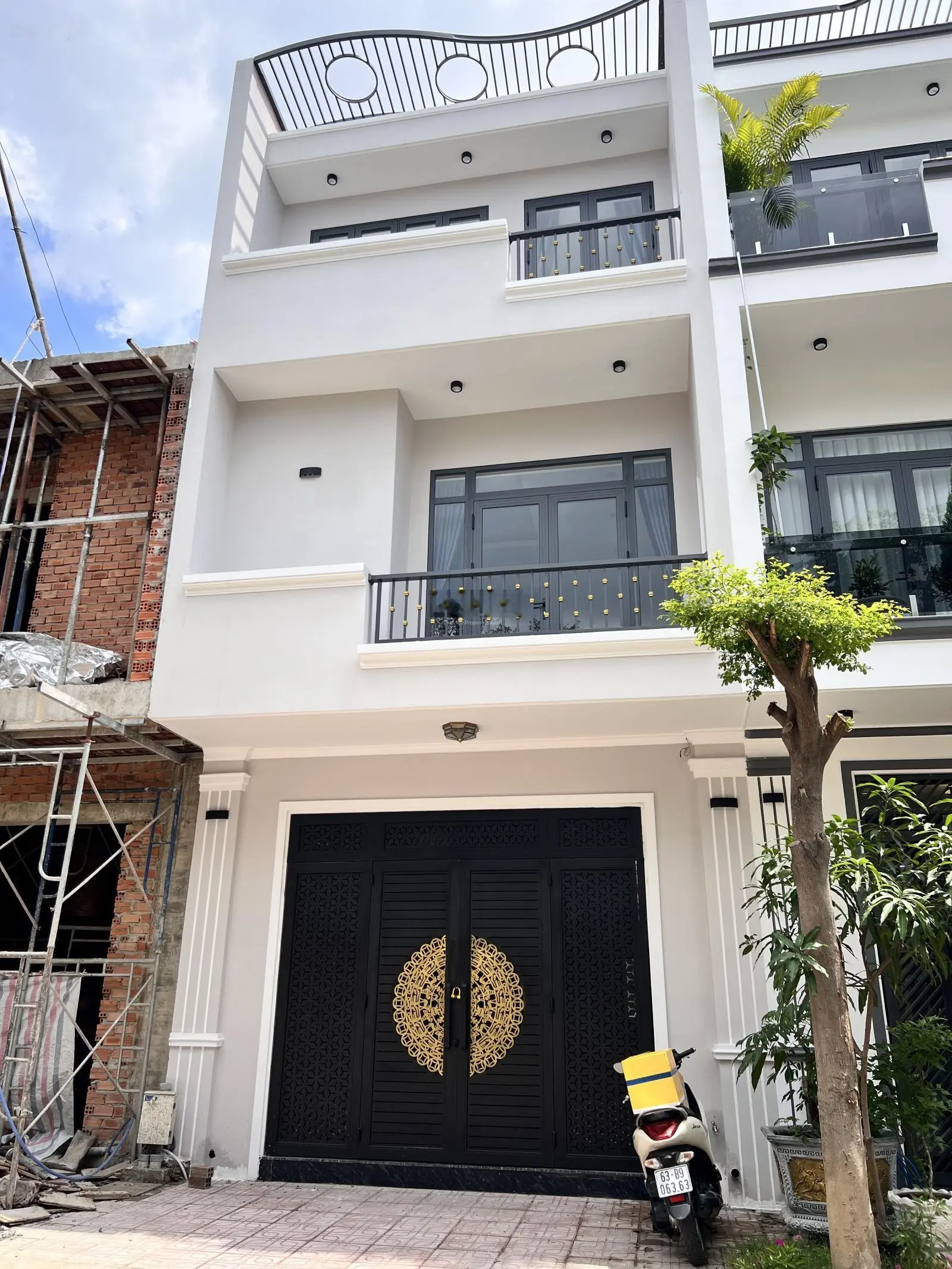 Chỉ 3,8 tỷ/nhà 4pn, 4wc, DTSD 192m2, sổ sẵn. Full nội thất như hình, ở Thuận An. LH: 0906663528