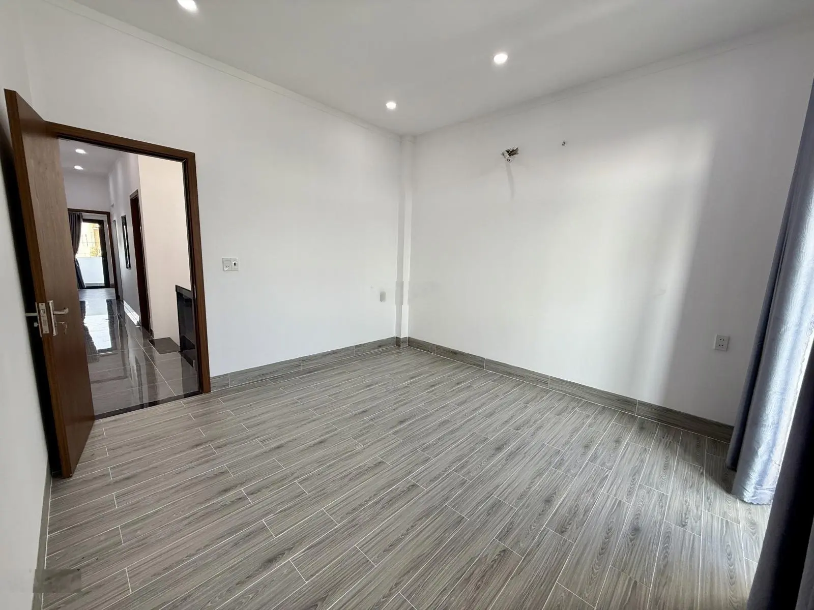 Bán nhà Phú Mỹ đường DX 039 nhựa 8m, nhà 1 trệt 1 lầu, 3 phòng ngủ, sân để 2 xe oto