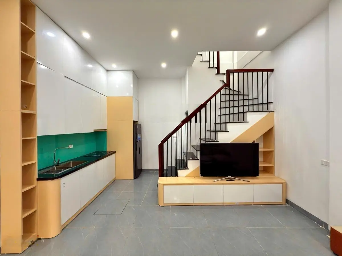 Bán nhà ngõ thổ quan đống đa 30*4 7.8tỷ tầng nhà thoáng phòng nào cũng có ban công . Ô tô đỗ cửa