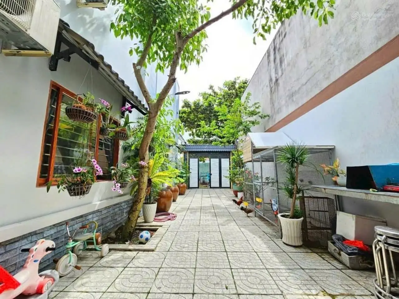 Cần bán căn nhà vườn mái thái sổ riêng ngay ngã tư Nguyễn Khuyến giá rẻ 8x17m. Nhà mới bao đẹp