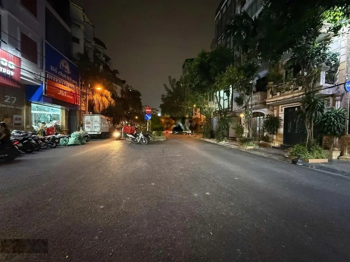 Mặt phố Đặng Thùy Trần, Bắc Từ Luêm. Dt 54 m2, 5 tầng, mặt tiền rộng 4,7 m. Số đỏ chính chủ. 23 tỷ.