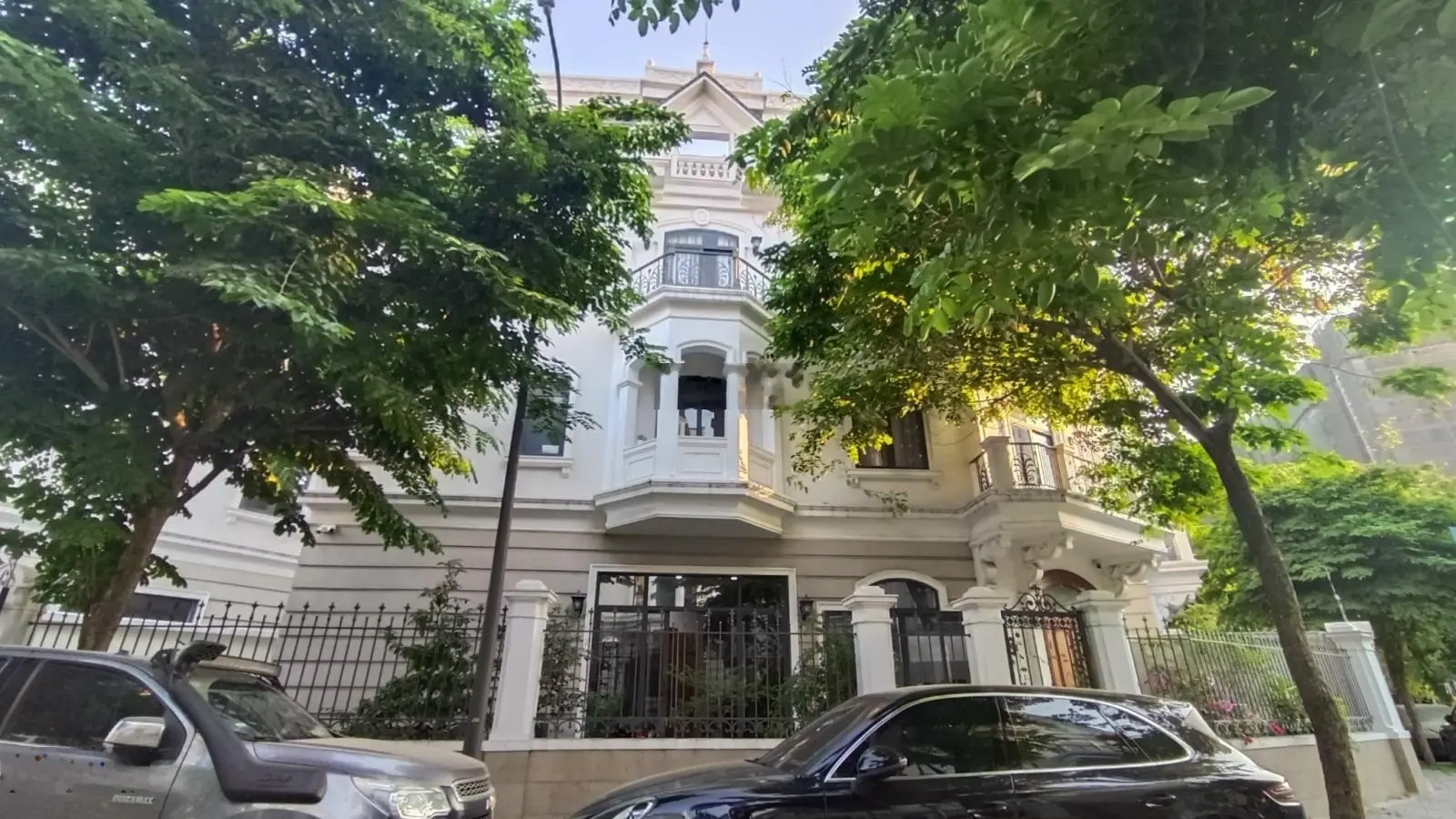 Bán gấp biệt thự hồ bơi sân vườn khu Compound Nguyễn Văn Hưởng 10.8x22m trệt 2 lầu chỉ 72 tỷ