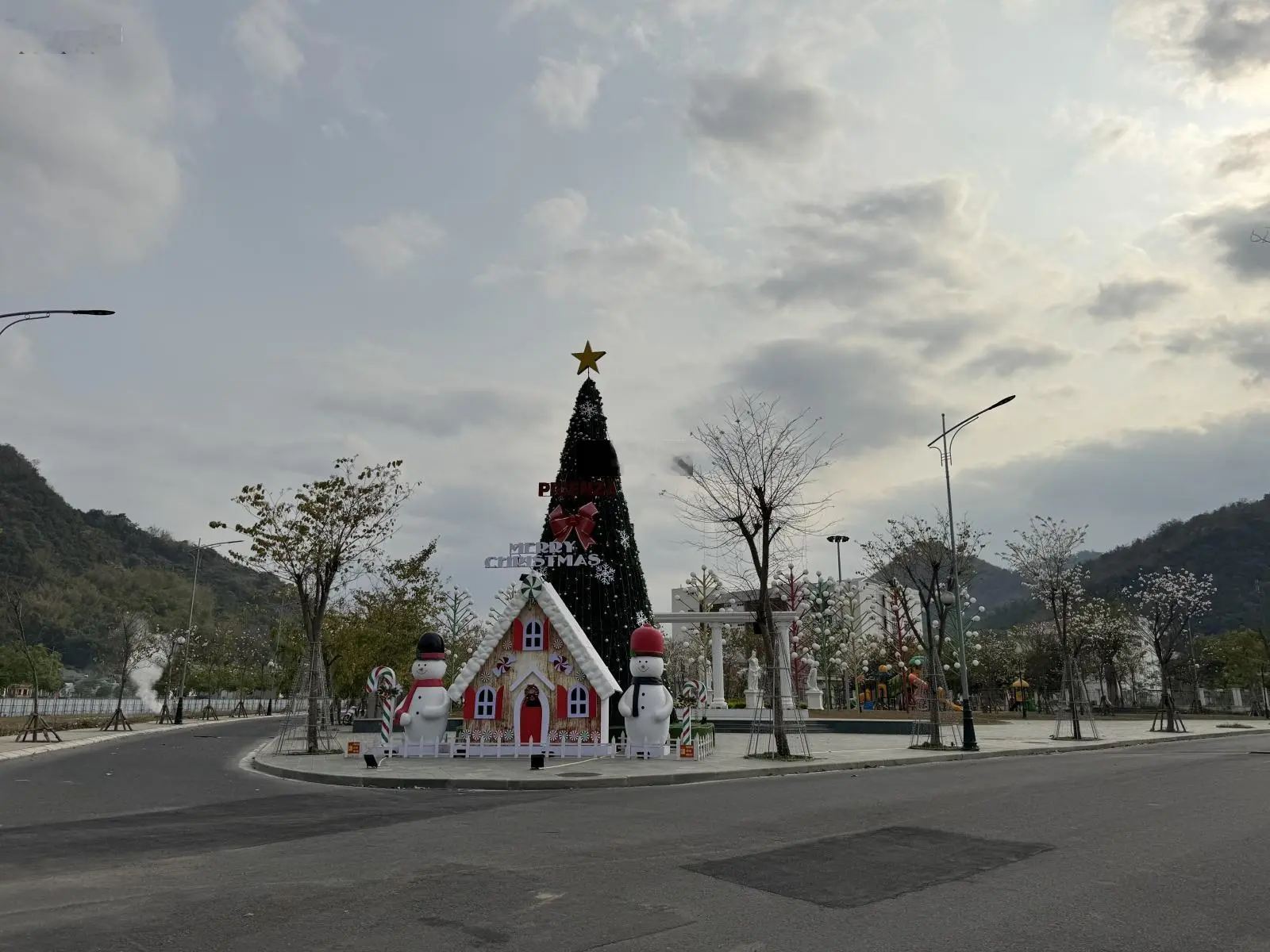 Chính chủ bán lô góc 2 mặt tiền view vườn hoa Appolo - dự án Picenza Sơn La. Đã có bìa đỏ