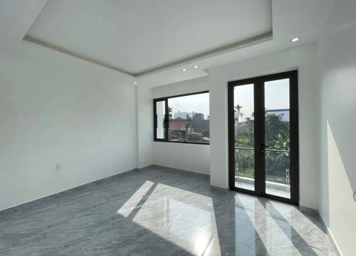 Nhà 3 tầng có sân cổng riêng 3PN,3WC,sân phơi,1PK Kiều Trung ngõ ô tô đỗ tận cửa.LH: 0989699661