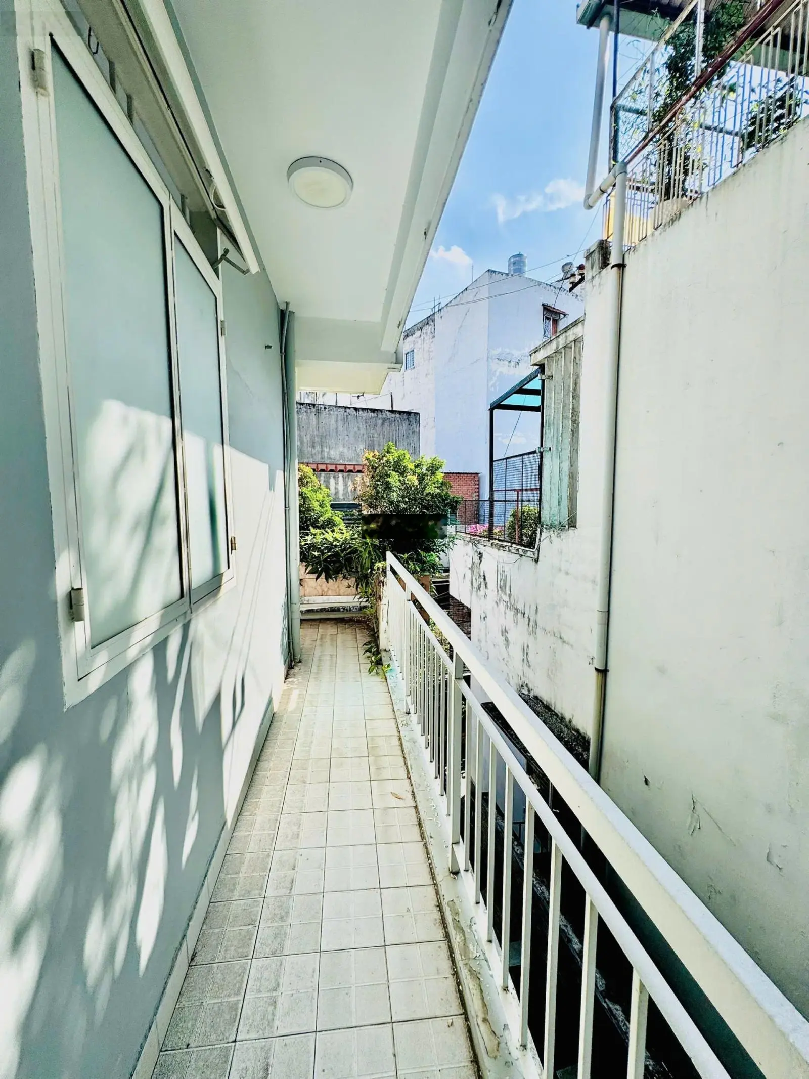 Lê quang định hẻm 1 sẹc dt 74m vuông 3 tầng lầu giá rẻ 3 phòng ngủ lớn LH 0906389979
