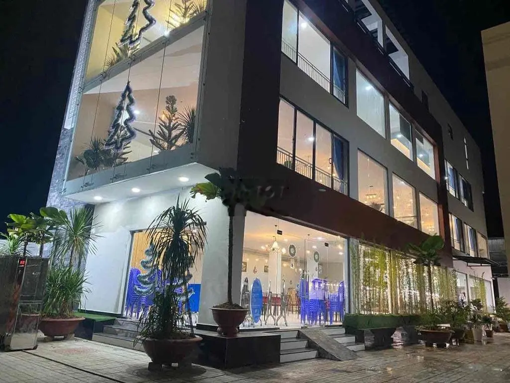 nhà và đất mặt tiền