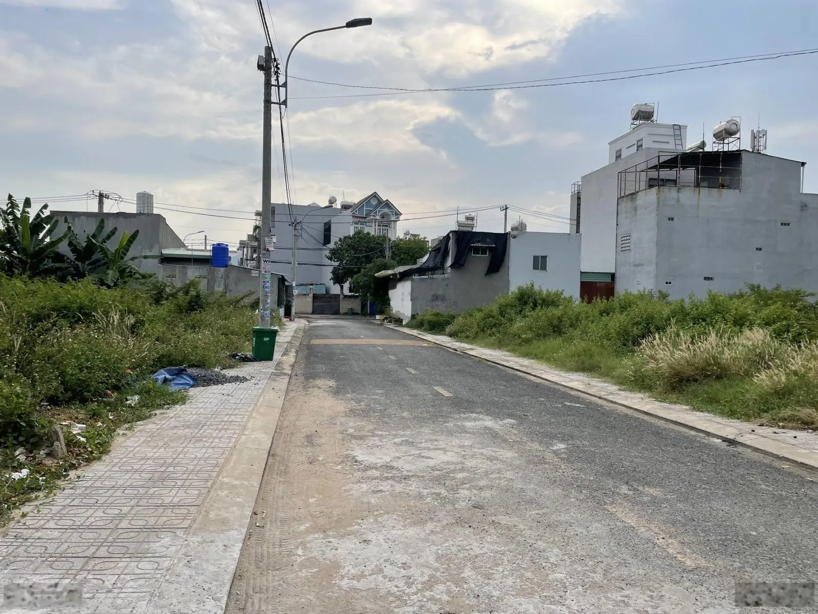 Nhà mới Hướng Đông Nam mát mẻ. Mặt tiền đường 8m có vỉa hè. Cách Nguyễn Duy Trinh chưa tới 100m