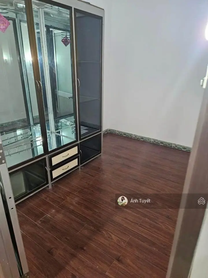 Chủ ngộp bớt giá 400 triệu nhà 1 Trệt 3 lầu Chợ Bình Chánh giá 700 triệu, SHR