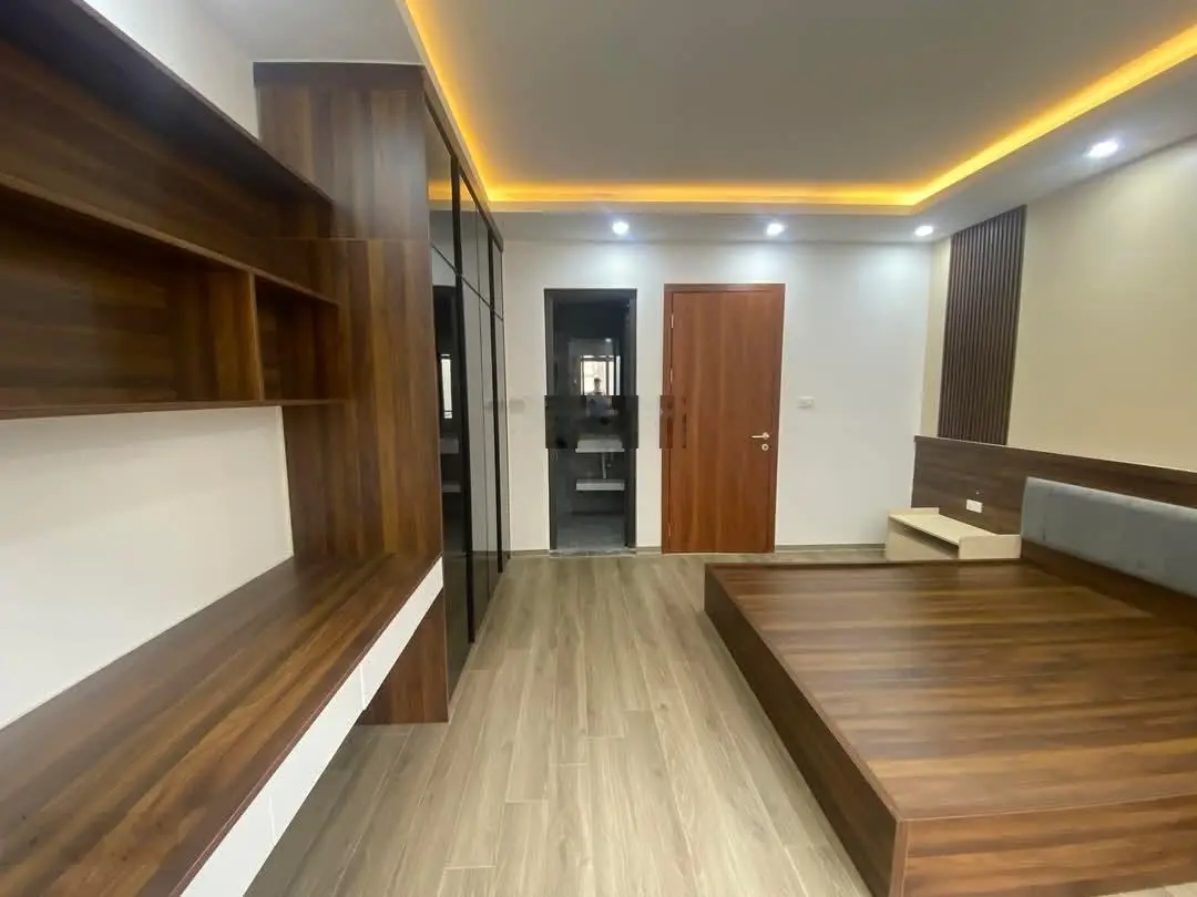 Đội Nhân, Ba Đình. DT 35m2 x 6 tầng, MT 4,3m, giá 9,6 tỷ. Thang máy, phân lô, 20m ra ô tô đỗ