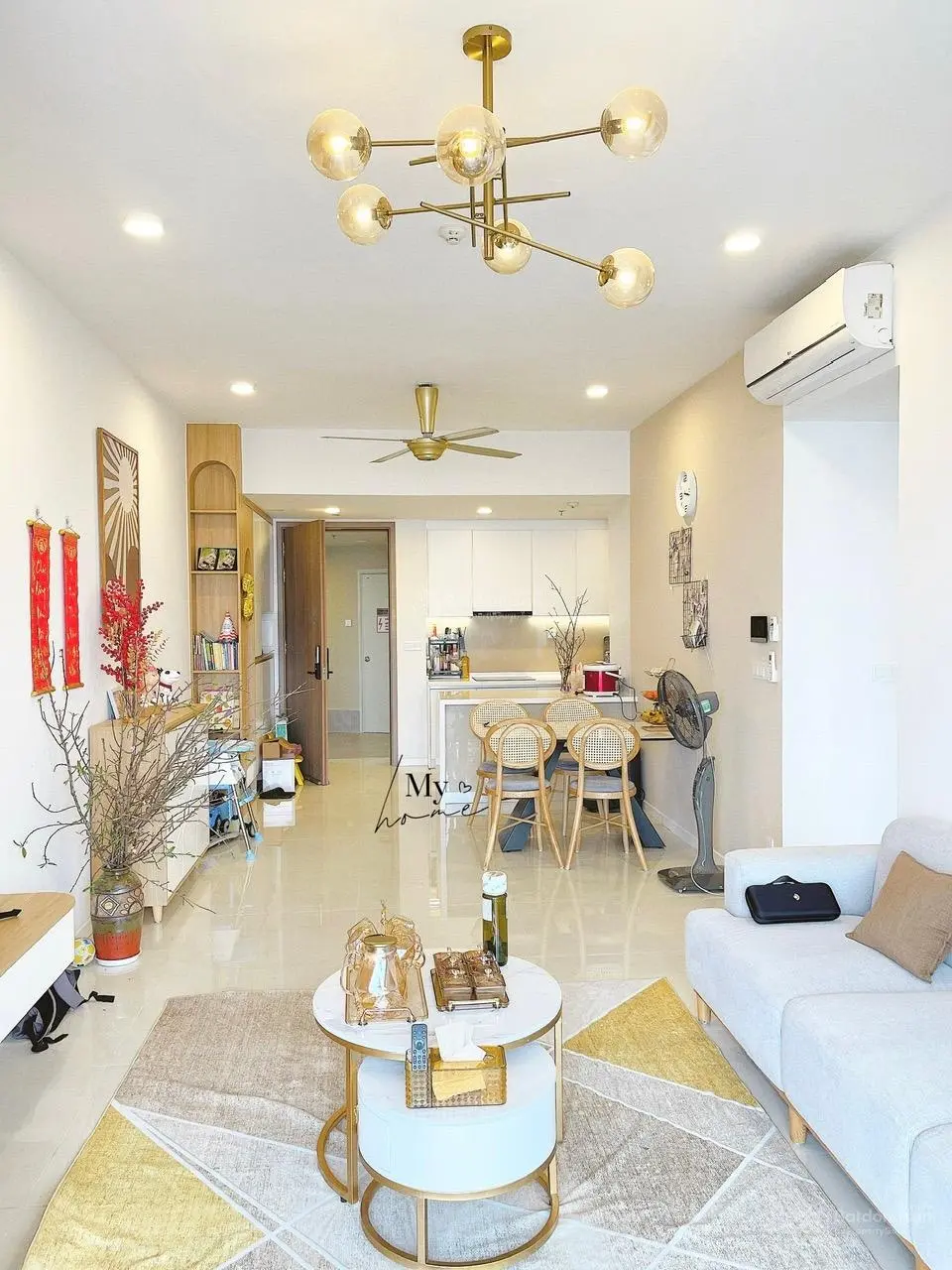 Chính chủ cần bán căn 2 ngủ + 1 tầng trung full toàn bộ đồ nội thất, đã có sổ đỏ chính chủ
