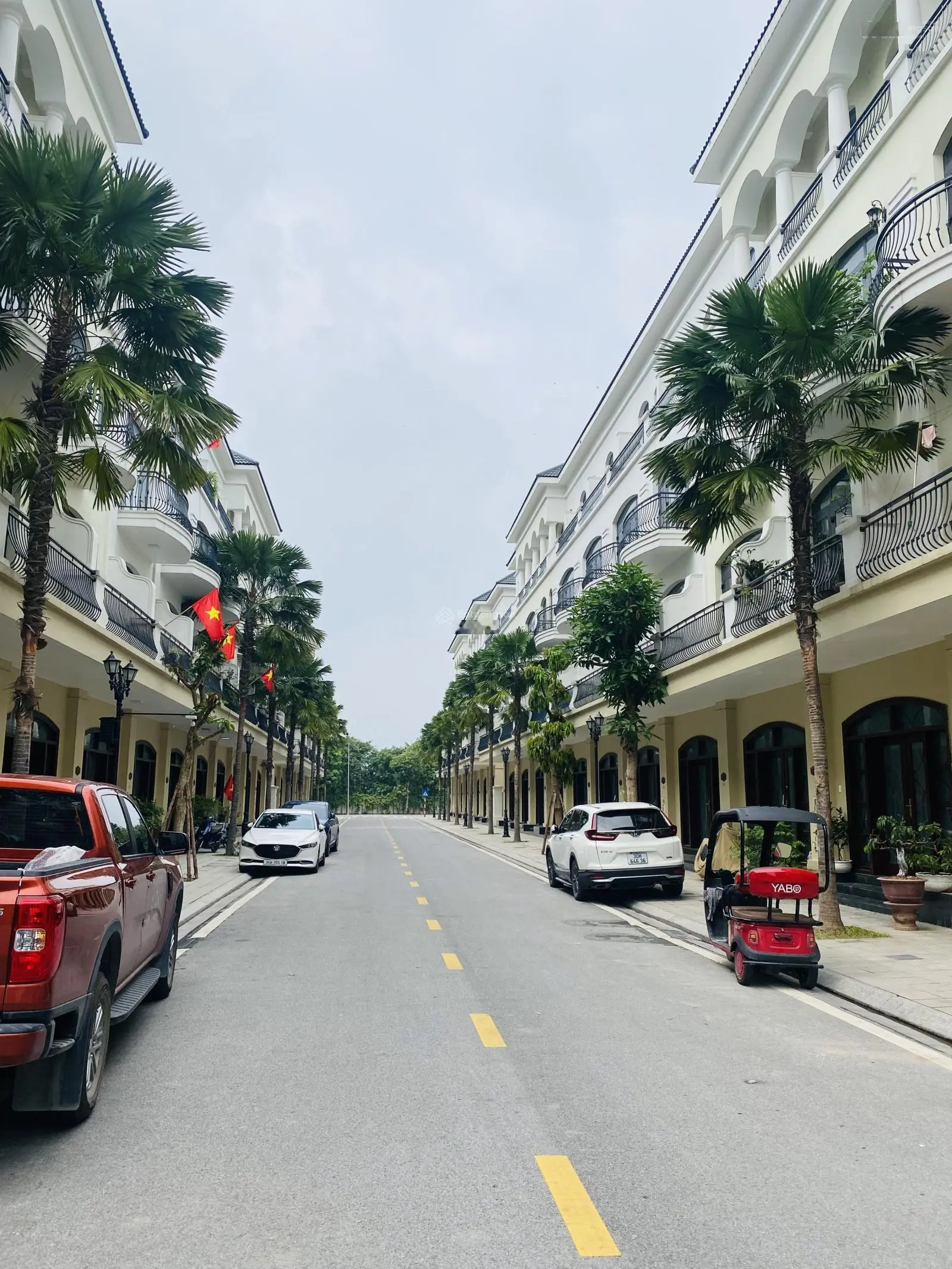 Bán xẻ khe 91 m2, Chà Là. Hướng Tây Bắc. Gần công viên, khu chung cư. Đã có sổ đỏ. Giá hơn 10 tỷ