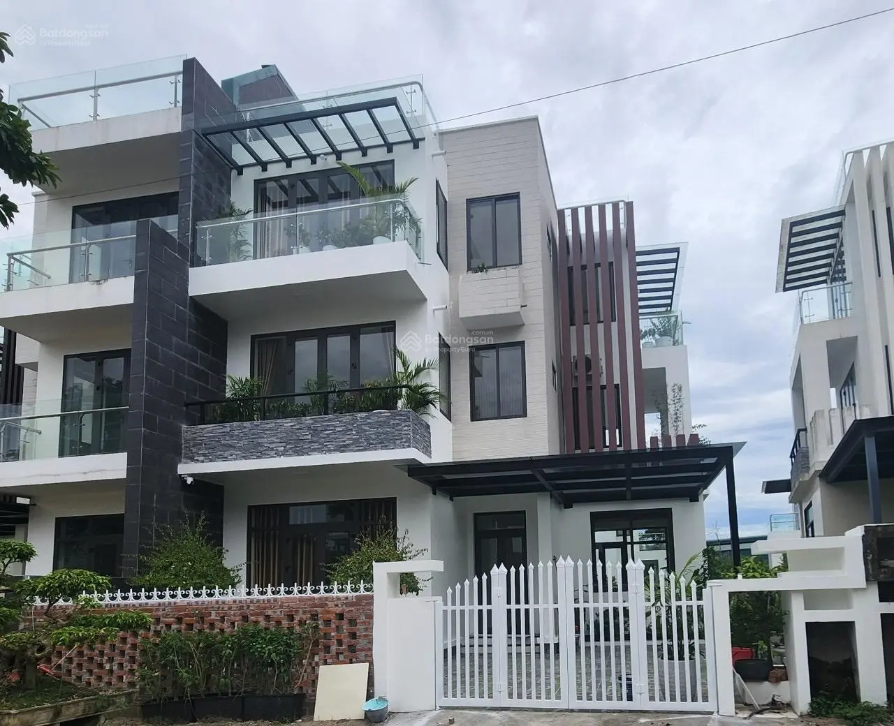 Chủ nhà mua từ đầu F1 cần bán bt song lập có sổ trục chính, giá cần bán nhanh.