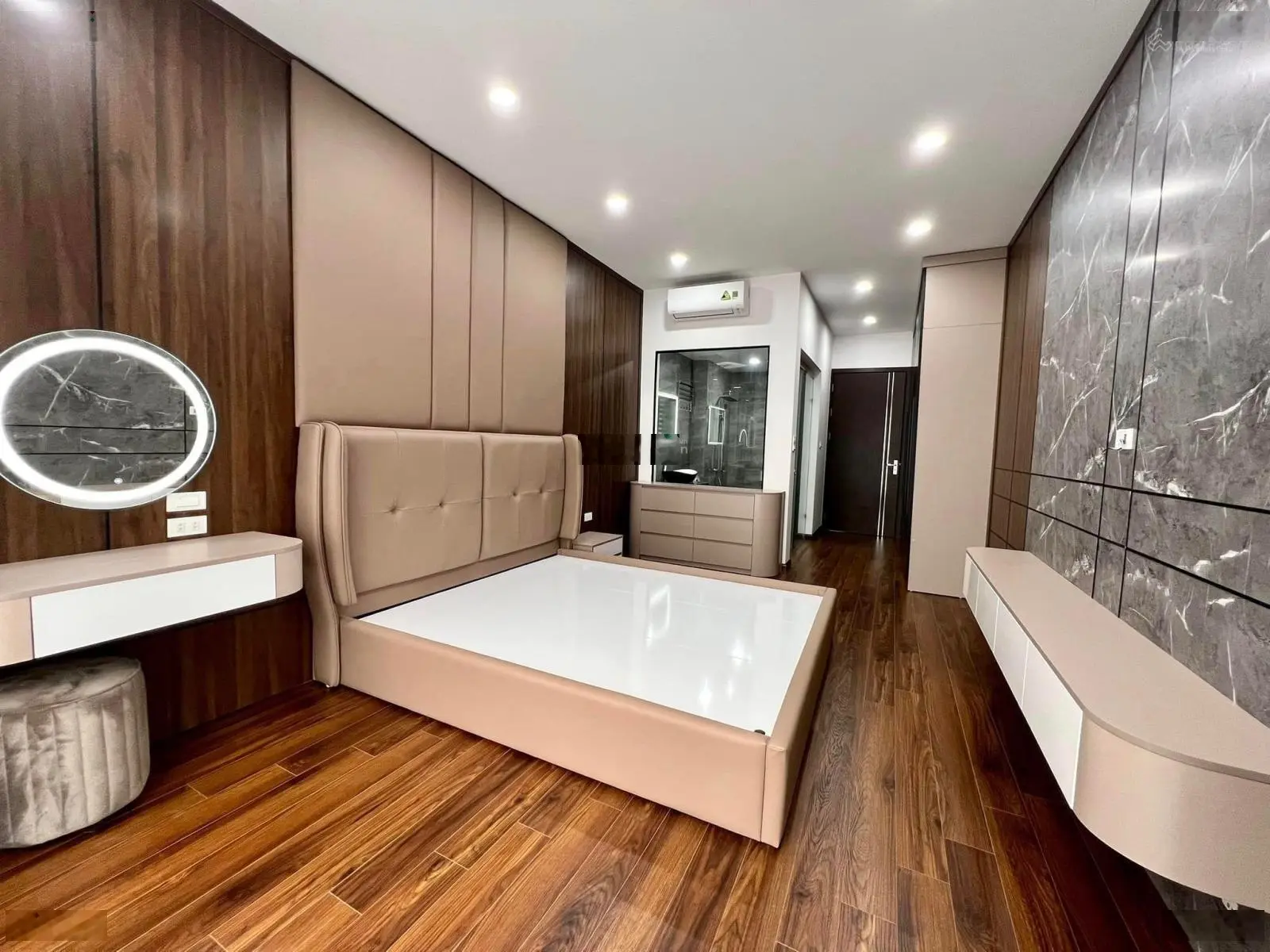 Bán nhà phố hoàng cầu-ô tô vào nhà,1 nhà ra mặt phố dt:45m -4 tầng -mt:4m -giá:15.x tỷ
