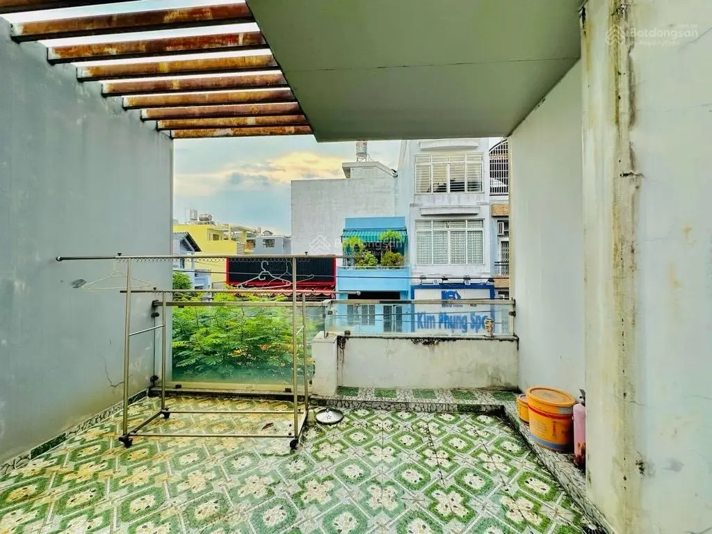 Mặt tiền Nguyễn Hồng Đào, 3 tầng