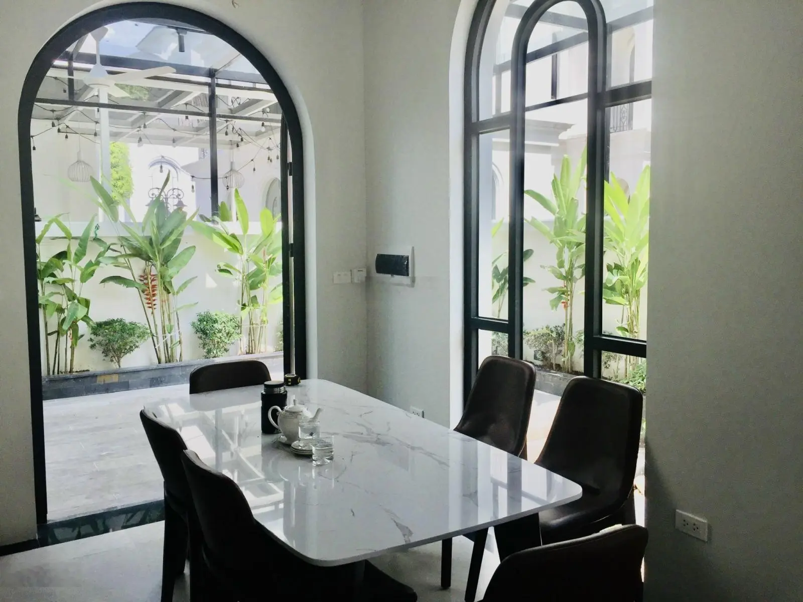 Bán biệt thự, DT 130m2, 4T, full đồ, cạnh hồ 24,5ha. Giá 25,5 tỷ