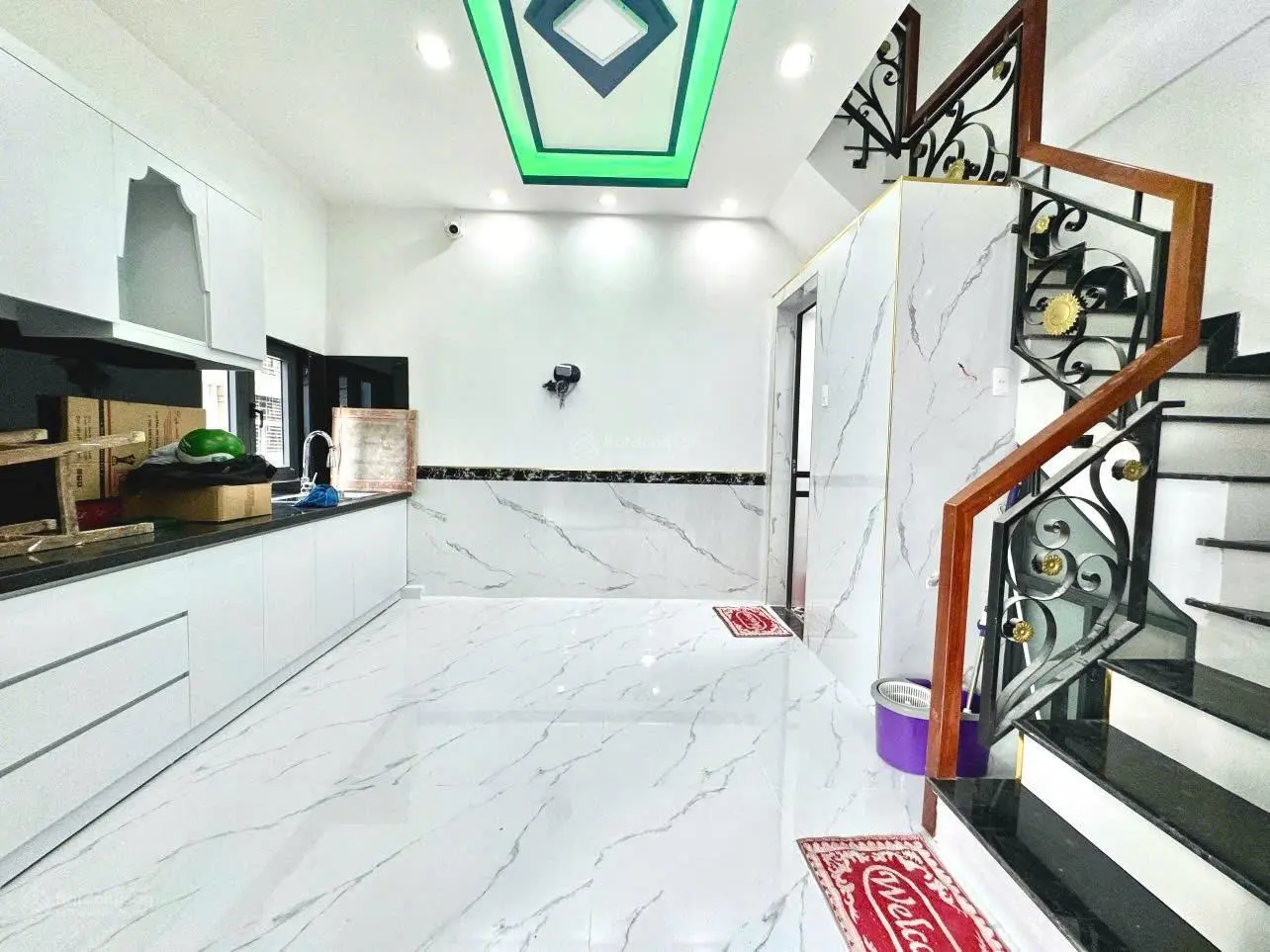 nhà Phú Nhuận siêu vi trí, xe hơi ngủ trong nhà