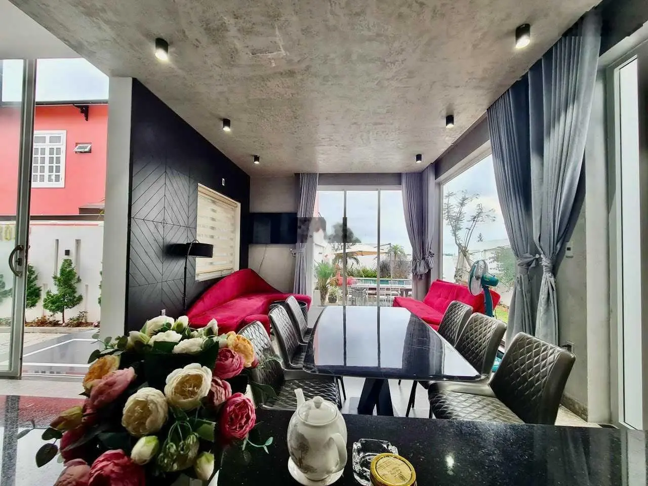 Villa hồ bơi sân vươn Nam Hồ 312m2 nở hậu 3 tầng 4PN - 5WC khai thác doanh thu 75 - 95tr/tháng