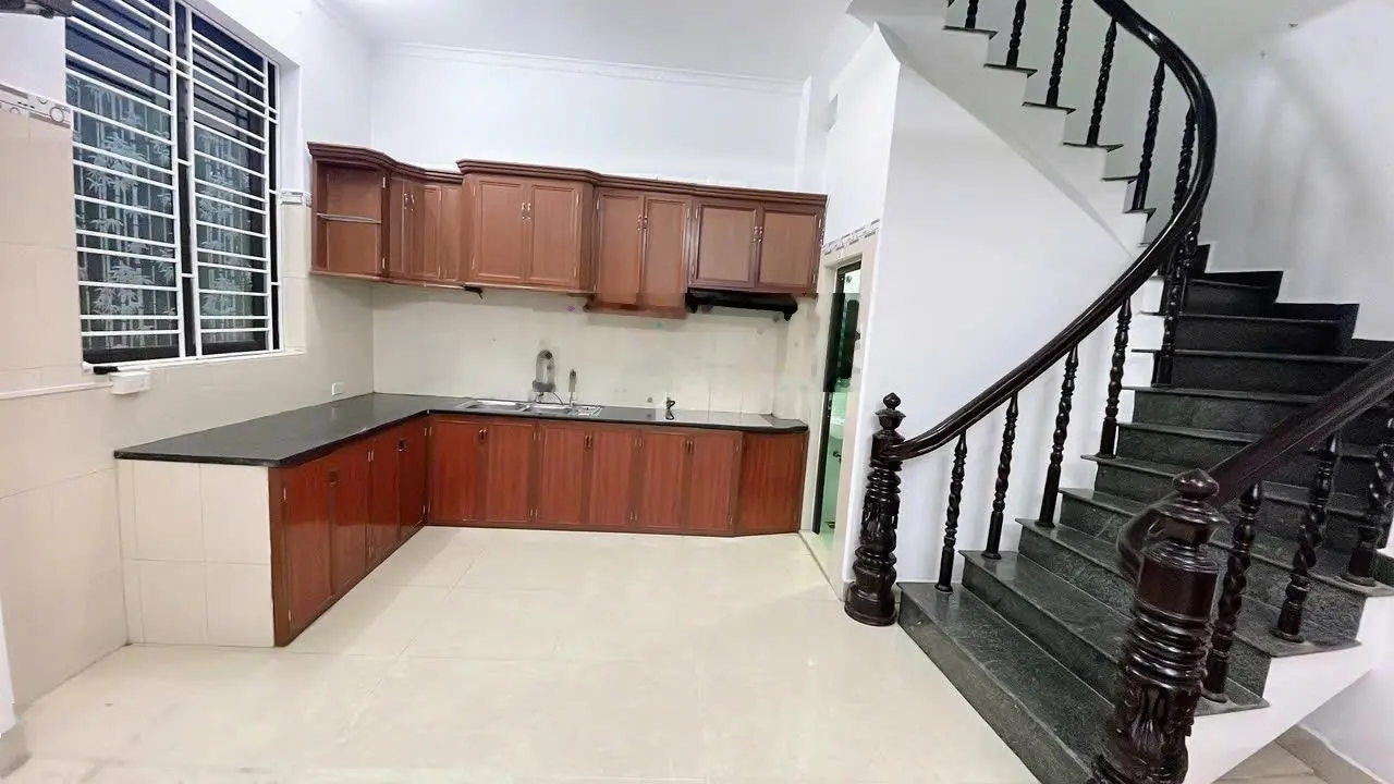 Bán nhà 3,5 tầng ngõ 250 Thiên Lôi sau 1 nhà mặt ngõ ô tô đỗ tận cổng