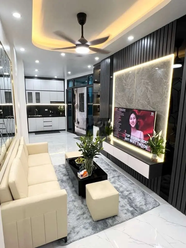 Bán nhà 30m2 Hoàng Văn Thụ, 3.979 tỷ, 2 thoáng, gần ô tô, nội thất đẹp