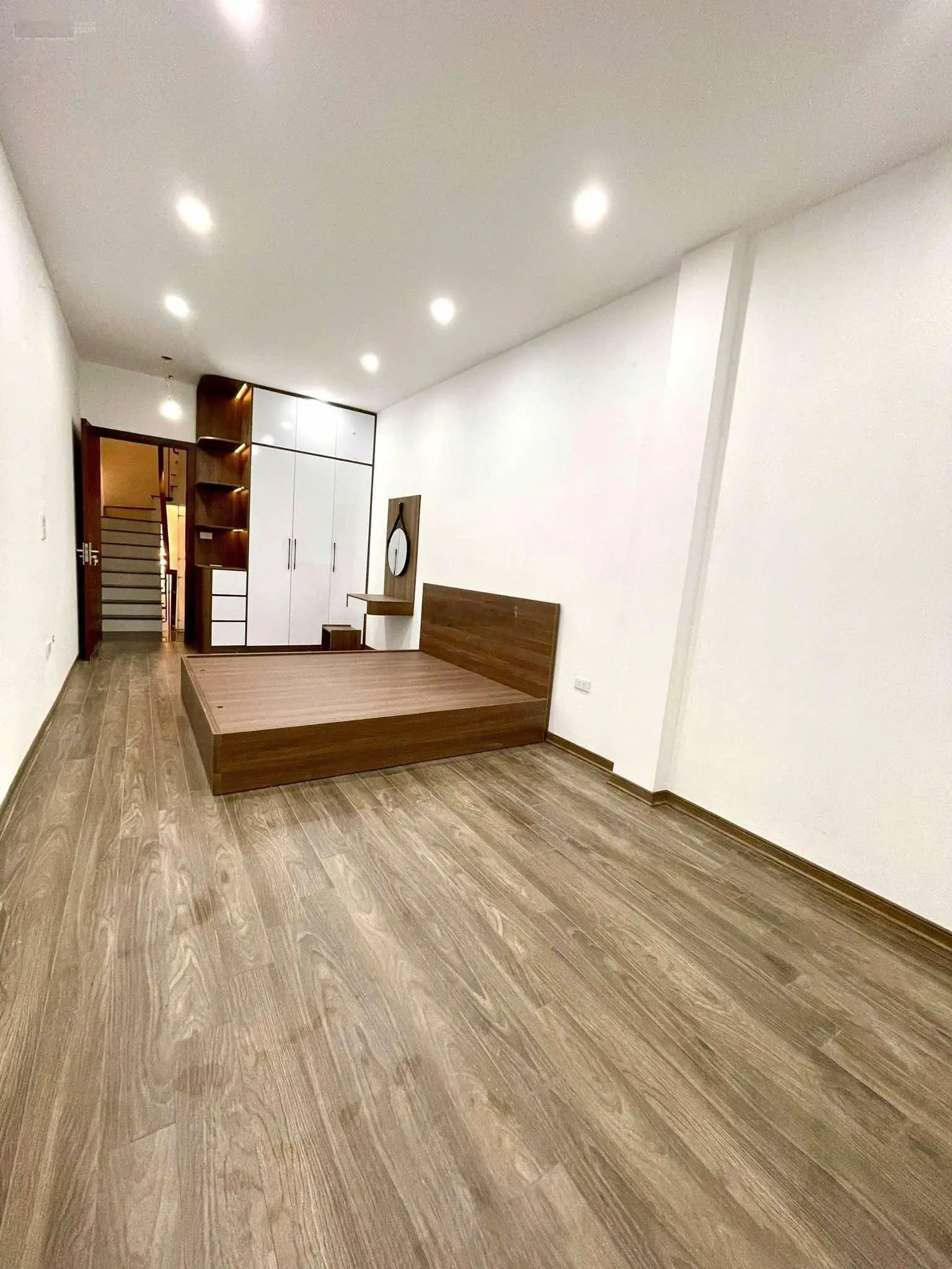 Bán gấp căn góc Lĩnh Nam, Hoàng Mai 35m2x5 tầng 30m ra phố full nội thất 5.4 tỷ