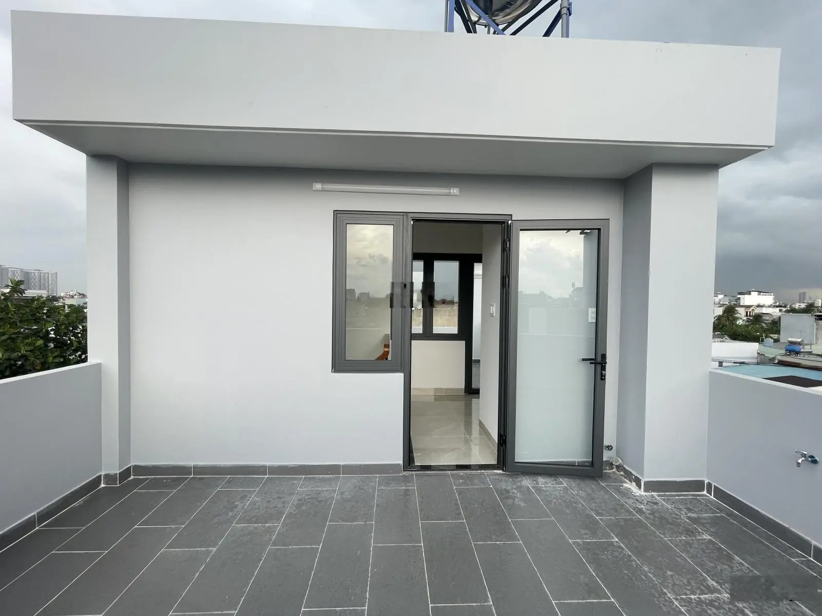 Nhà 4 tầng đối diện giga mall cực đẹp, chiều ngang nhà rộng 5m, đường thông ra chợ Hiệp Bình
