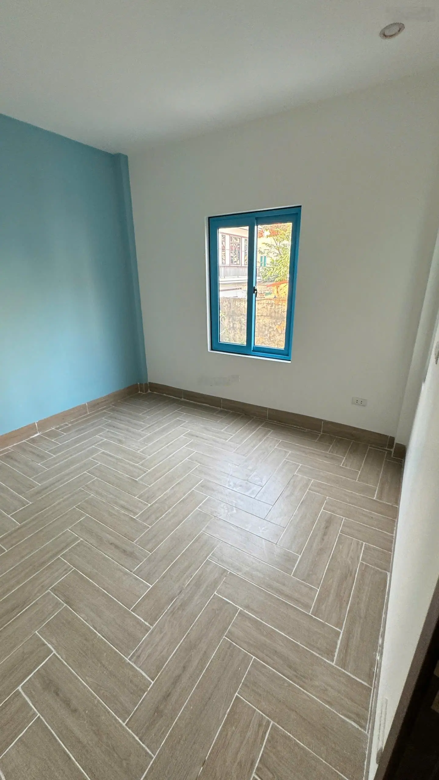 Chính chủ cắt lỗ 120tr căn nhà mới xây 3 tầng 42m2 sân 16m,ô tô đỗ sân, sát vành đai 4