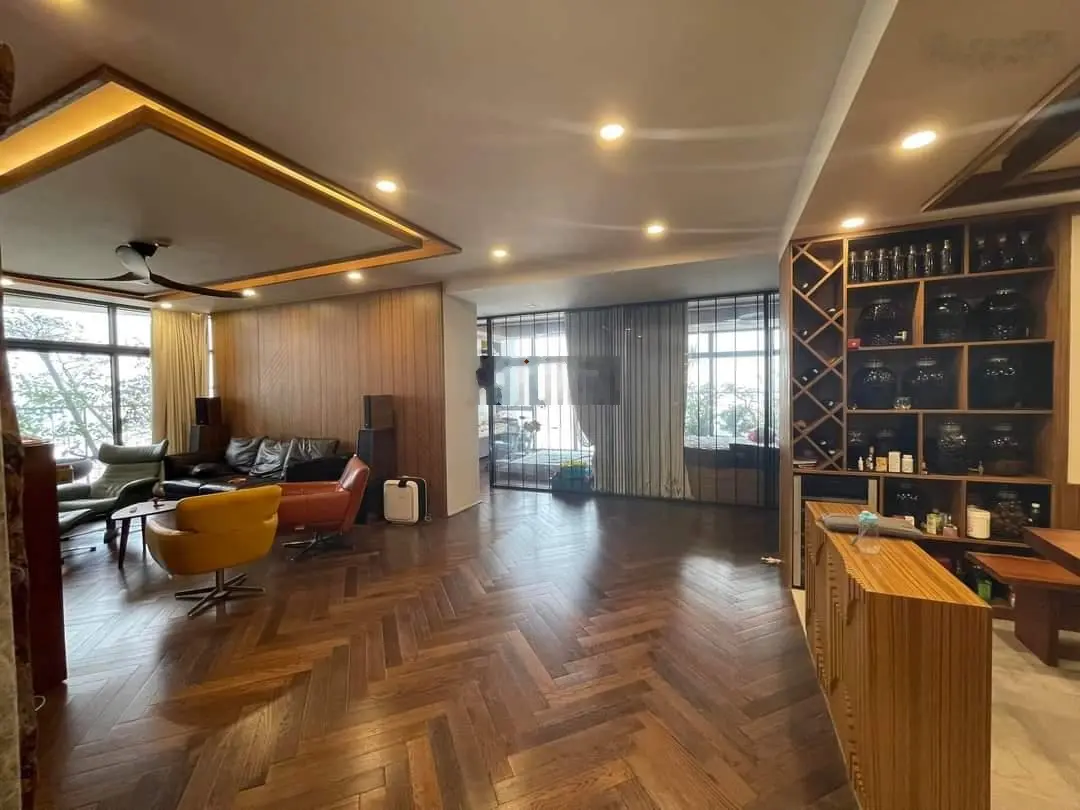 Bán căn hộ góc 3 phòng ngủ 130m2, giá 6.3 tỷ, tại tòa Capital Garden, ngõ 102 Trường Chinh