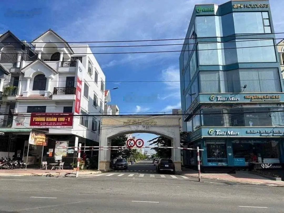 Cần bán gấp tòa nhà 2 mặt tiền ngay ql1k và đt743 tp dĩ an, bình dương. Diện tích 122m
