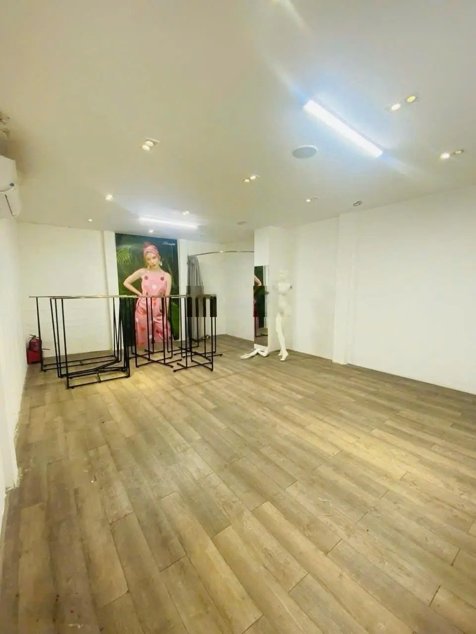 Nhà 3 tầng kiên cố 104m2 mặt tiền 5m4 phố kinh đô thời trang lê duẩn - mở mắt ra là có tiền
