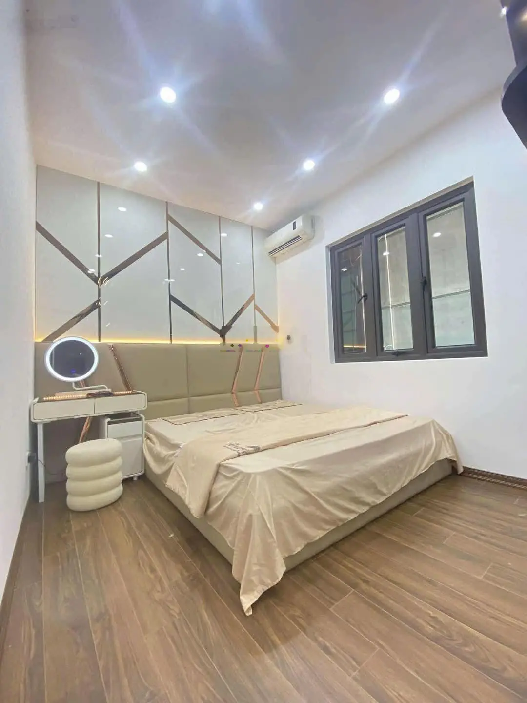 Hoàng Mai, Hoàng Mai. DT 26m² x 5 tầng, MT 5,2m, giá 5,35 tỷ. Đầy đủ nội thất, gần ô tô.