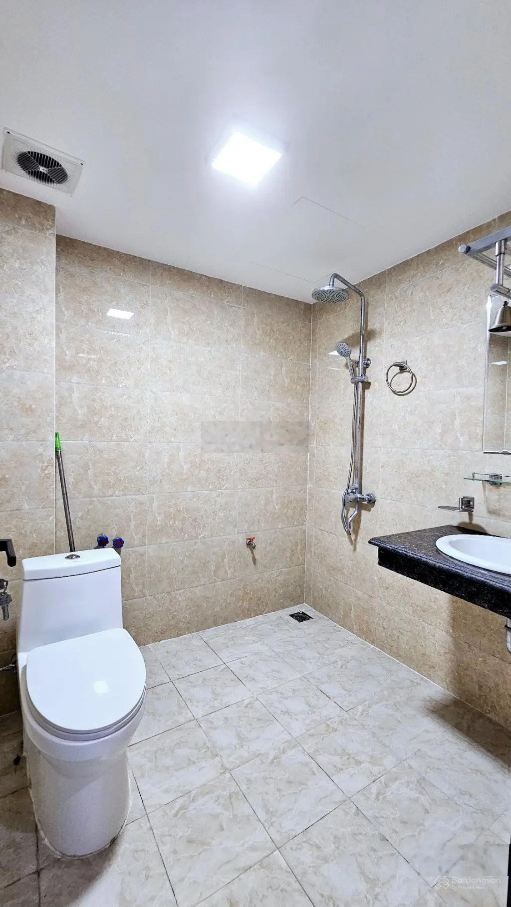 Nhà đẹp phố việt hưng- long biên.hơn 6 tỷ.đủ đồ. dt 36m-mt 3,6m