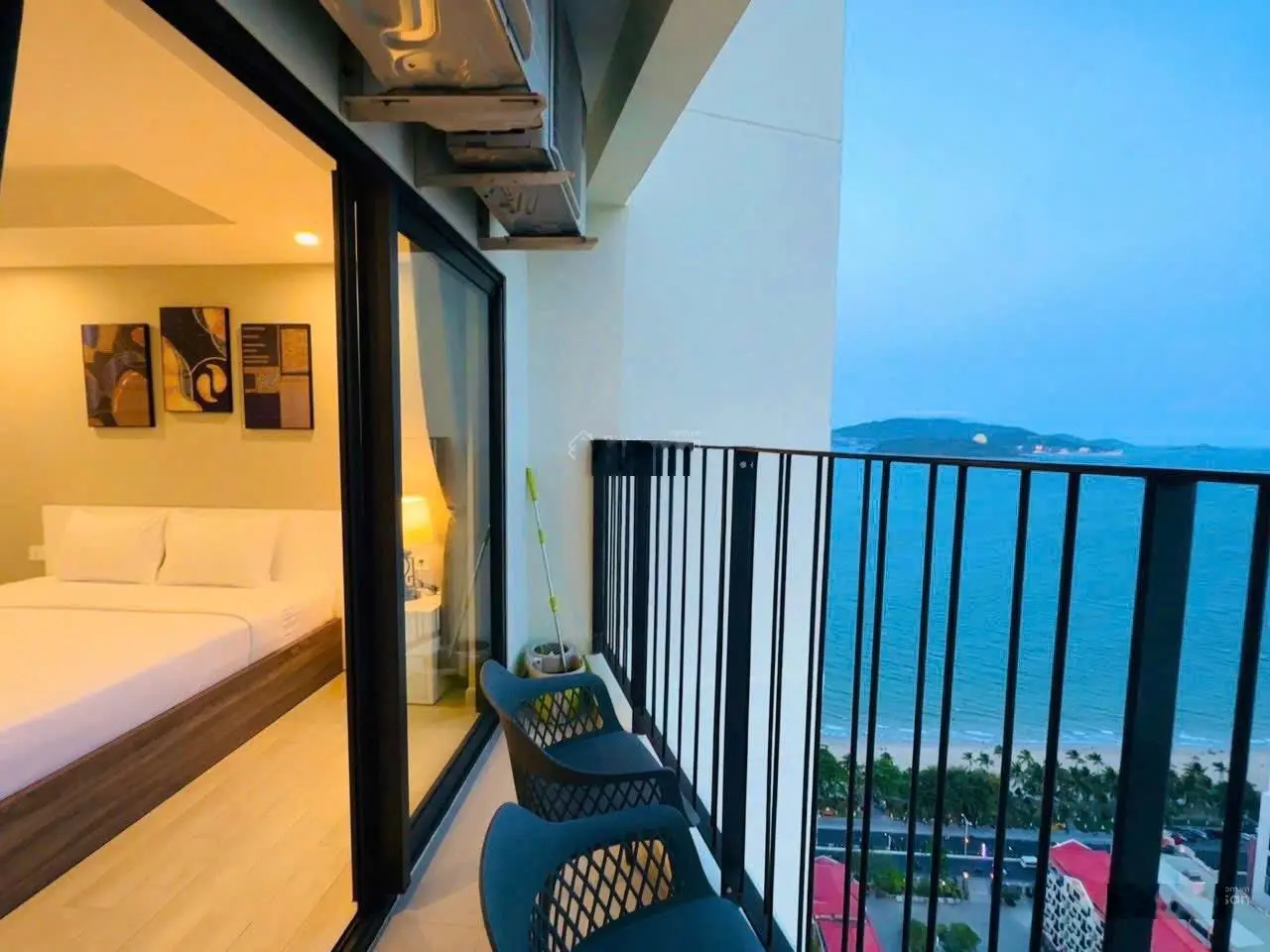 Căn 2 phòng ngủ Gold Coast view biển, tầng cao tòa Nam, nội thất đẹp