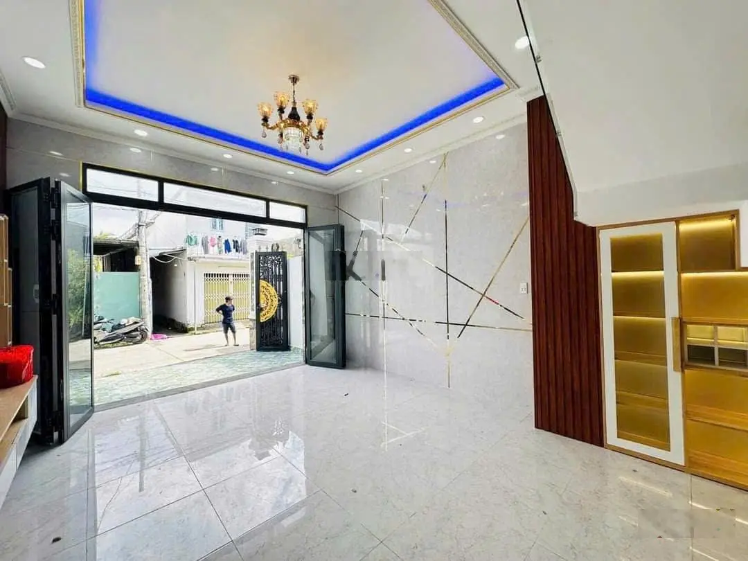 Nhà 1 trệt 1 lầu, dt 90,5m2 gần chợ Bình Chánh, sổ hồng riêng